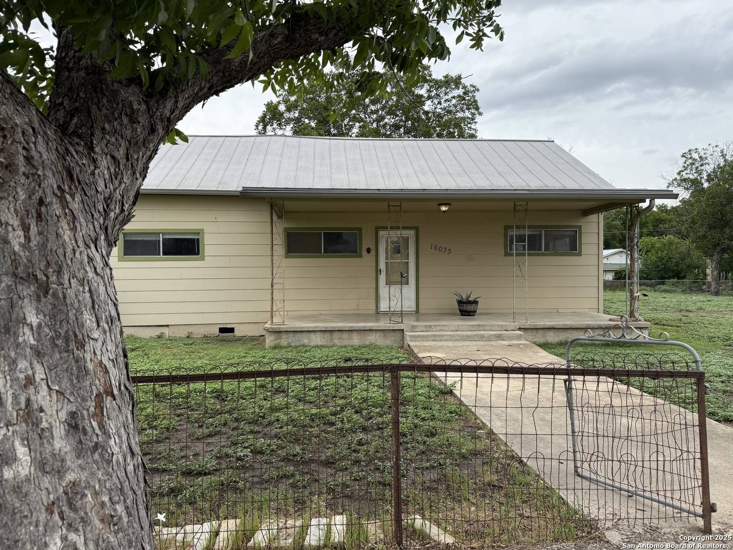 16021 Front St, Lacoste, TX 78039