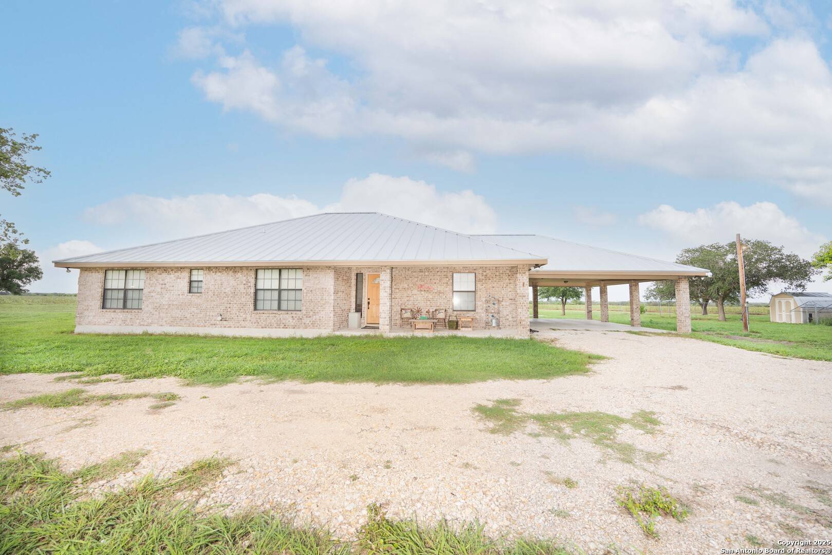 472 County Road 444, Hondo, TX 78861