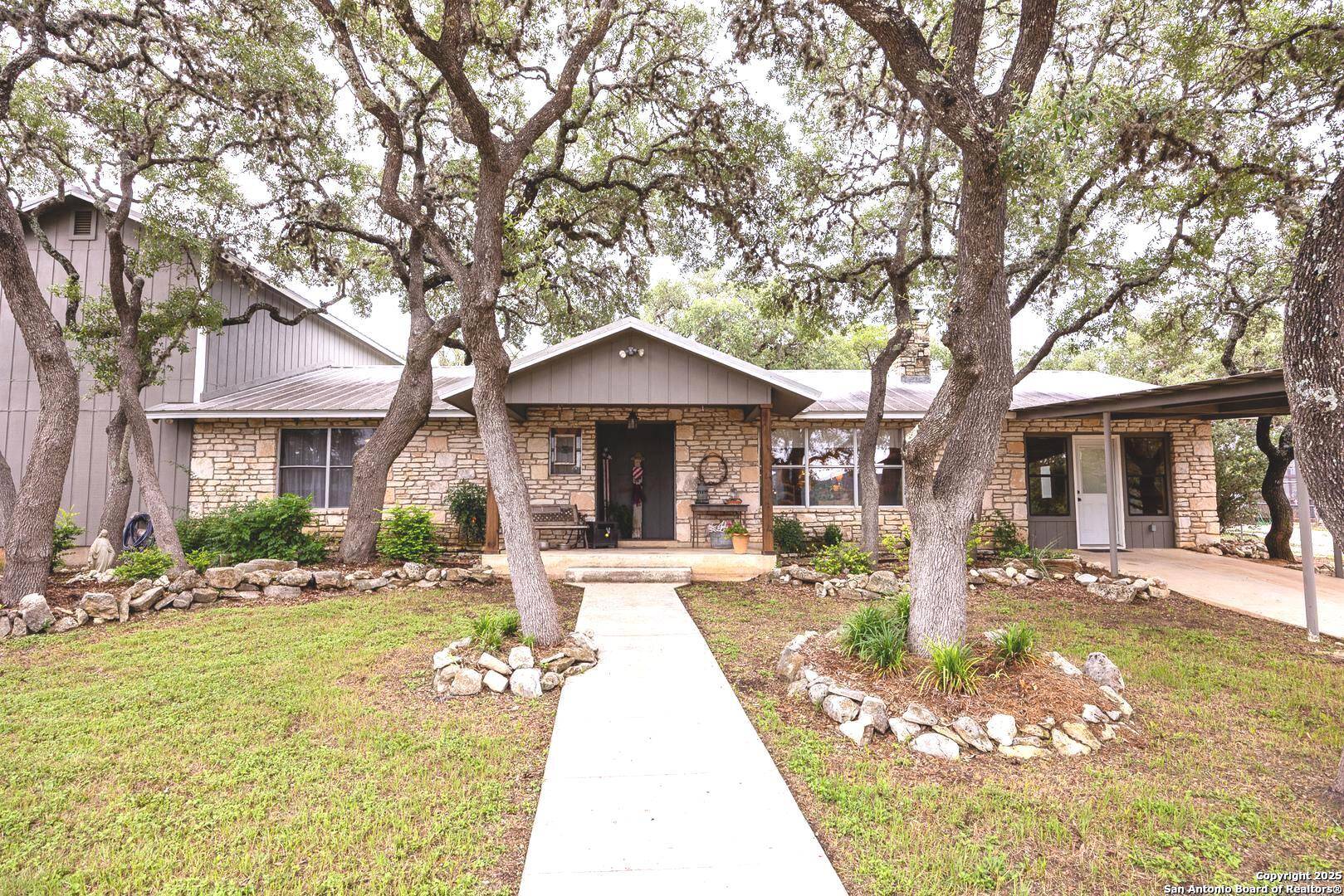 475 Stoney Hill, Pipe Creek, TX 78063