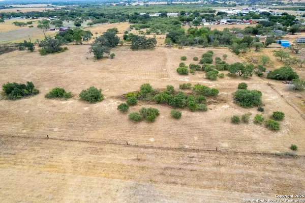 Adkins, TX 78101,5425 Lone Oak
