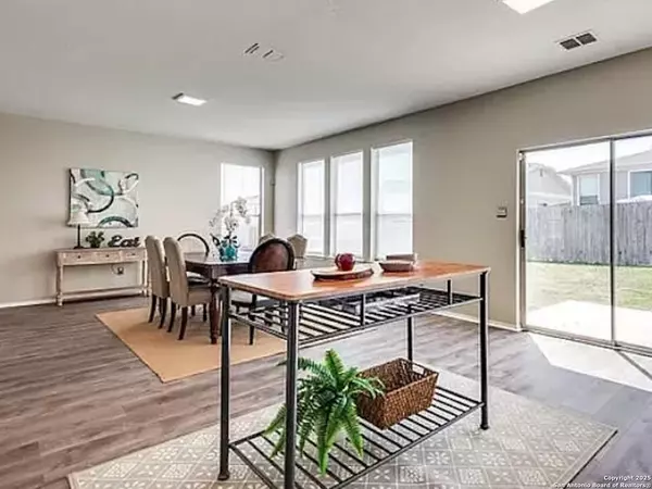 Schertz, TX 78154,5744 Columbia