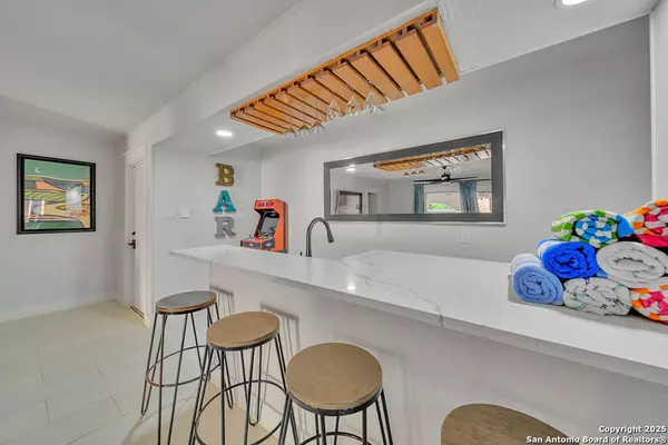 Castle Hills, TX 78213,605 Squires