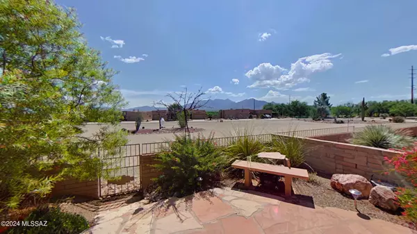 4133 S Golden Lynx Road, Green Valley, AZ 85614