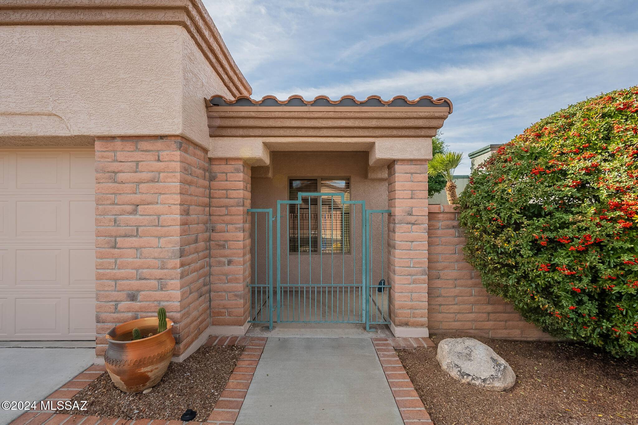 2041 W Amblemorn Drive, Green Valley, AZ 85622