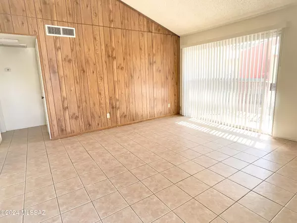 Tucson, AZ 85710,830 S Langley Avenue #202