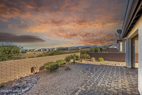 1427 E Golden Rock Way, Green Valley, AZ 85614