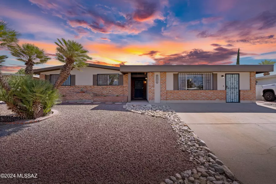 8916 E Pine Valley Drive, Tucson, AZ 85710