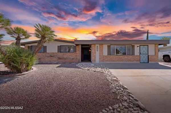 8916 E Pine Valley Drive, Tucson, AZ 85710