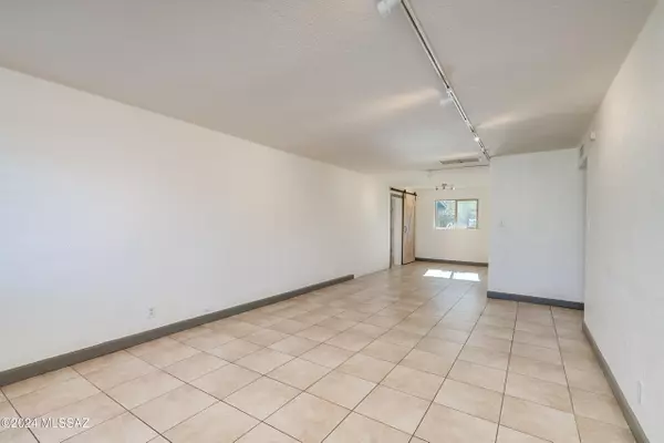 Tucson, AZ 85712,5312 E Peach Street