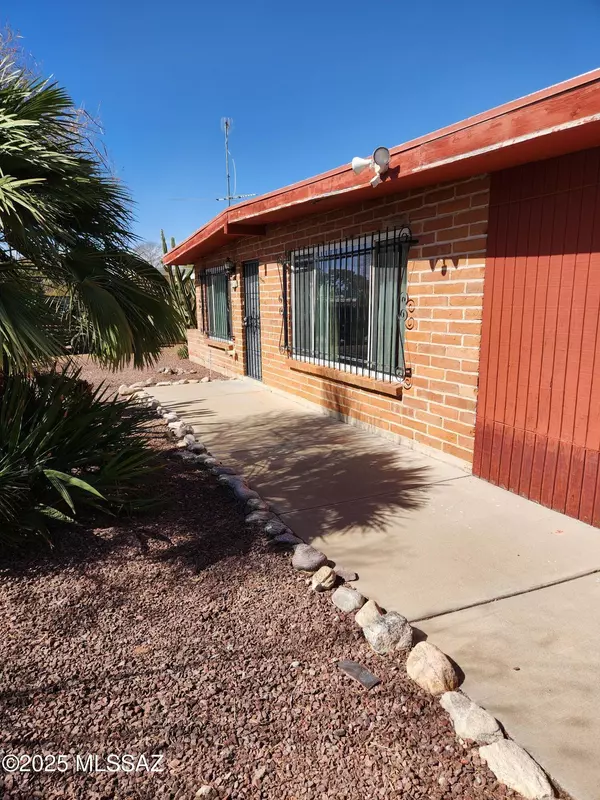 6933 E Calle Ileo, Tucson, AZ 85710