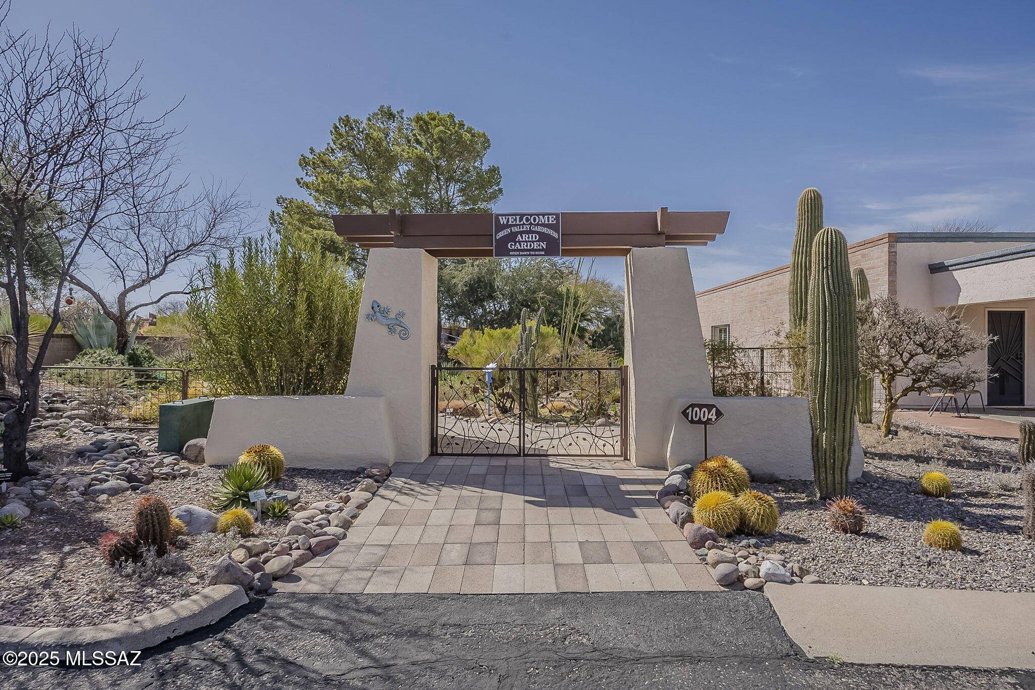 Green Valley, AZ 85622,992 W Camino del Arrendajo