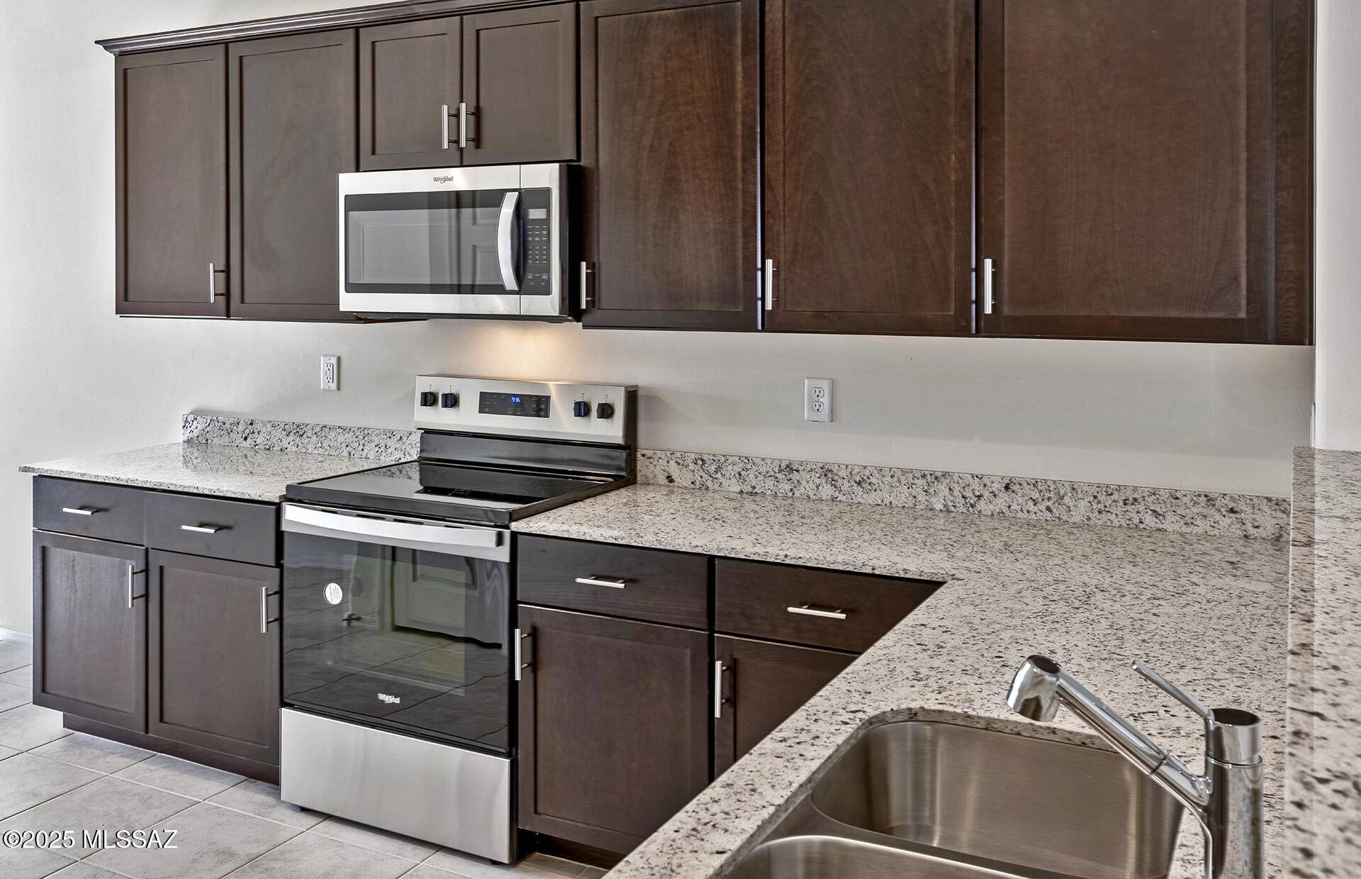 Sahuarita, AZ 85629,852 W Calle El Teclado