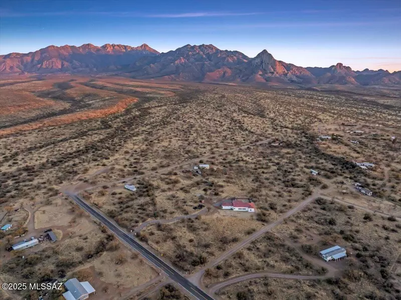 135 W Hawk Way, Amado, AZ 85645