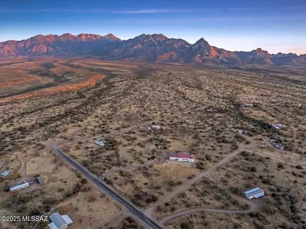 135 W Hawk Way, Amado, AZ 85645