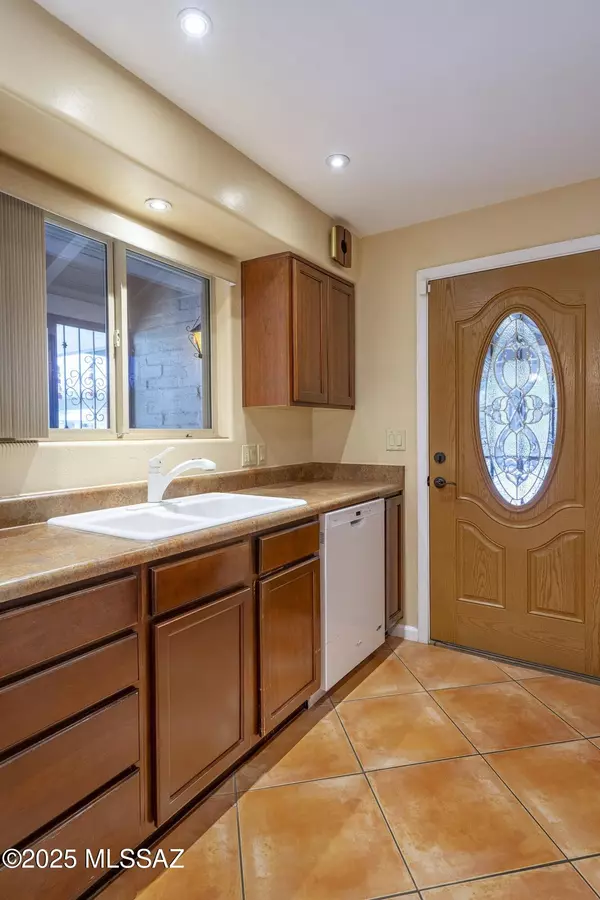 Tucson, AZ 85712,3027 N Desert Drive