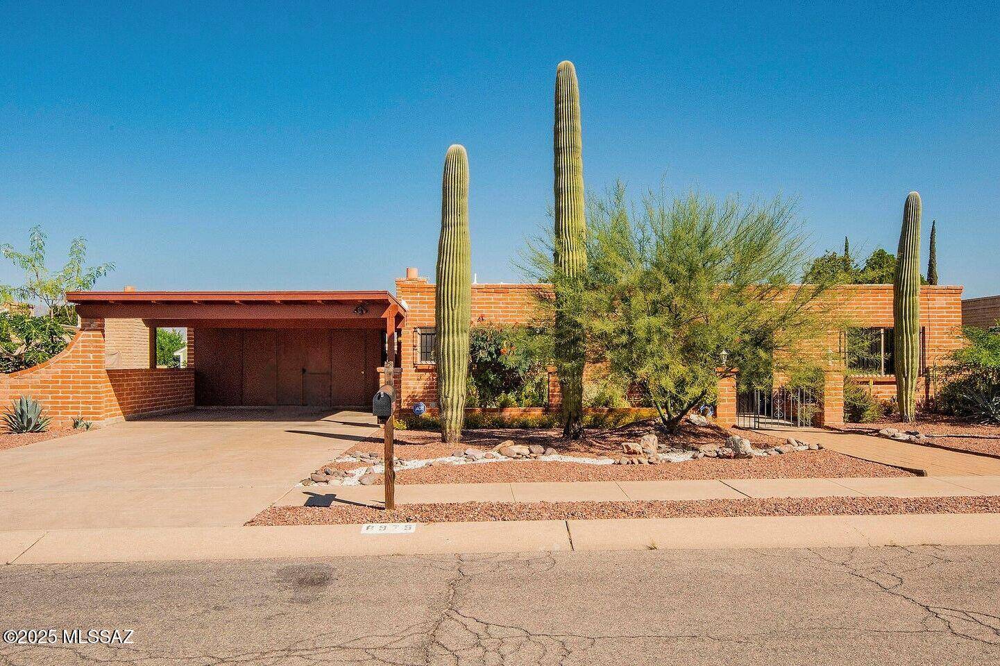 Tucson, AZ 85710,8975 E Maple Leaf Drive