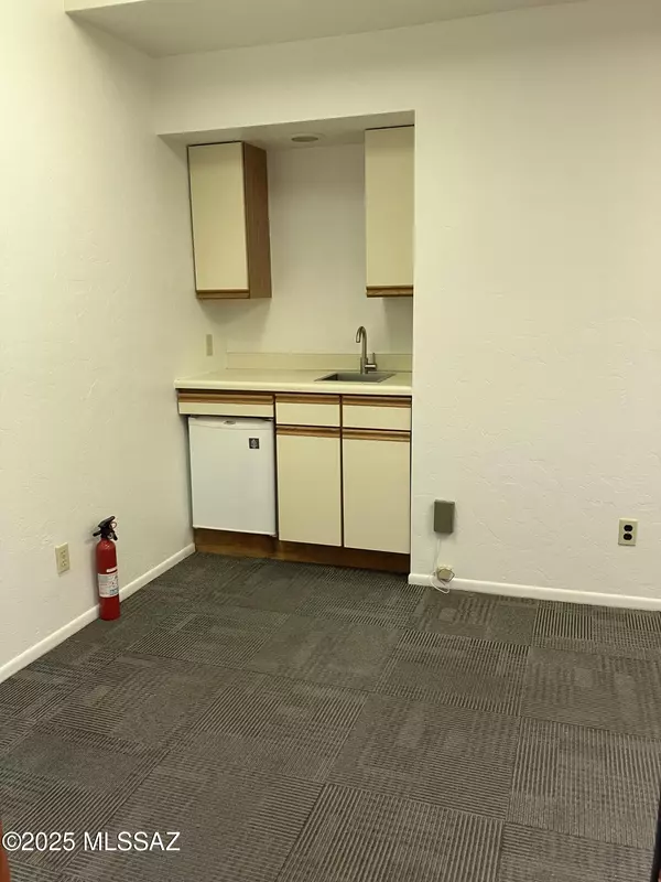 Tucson, AZ 85712,1643 N Alvernon Way #107