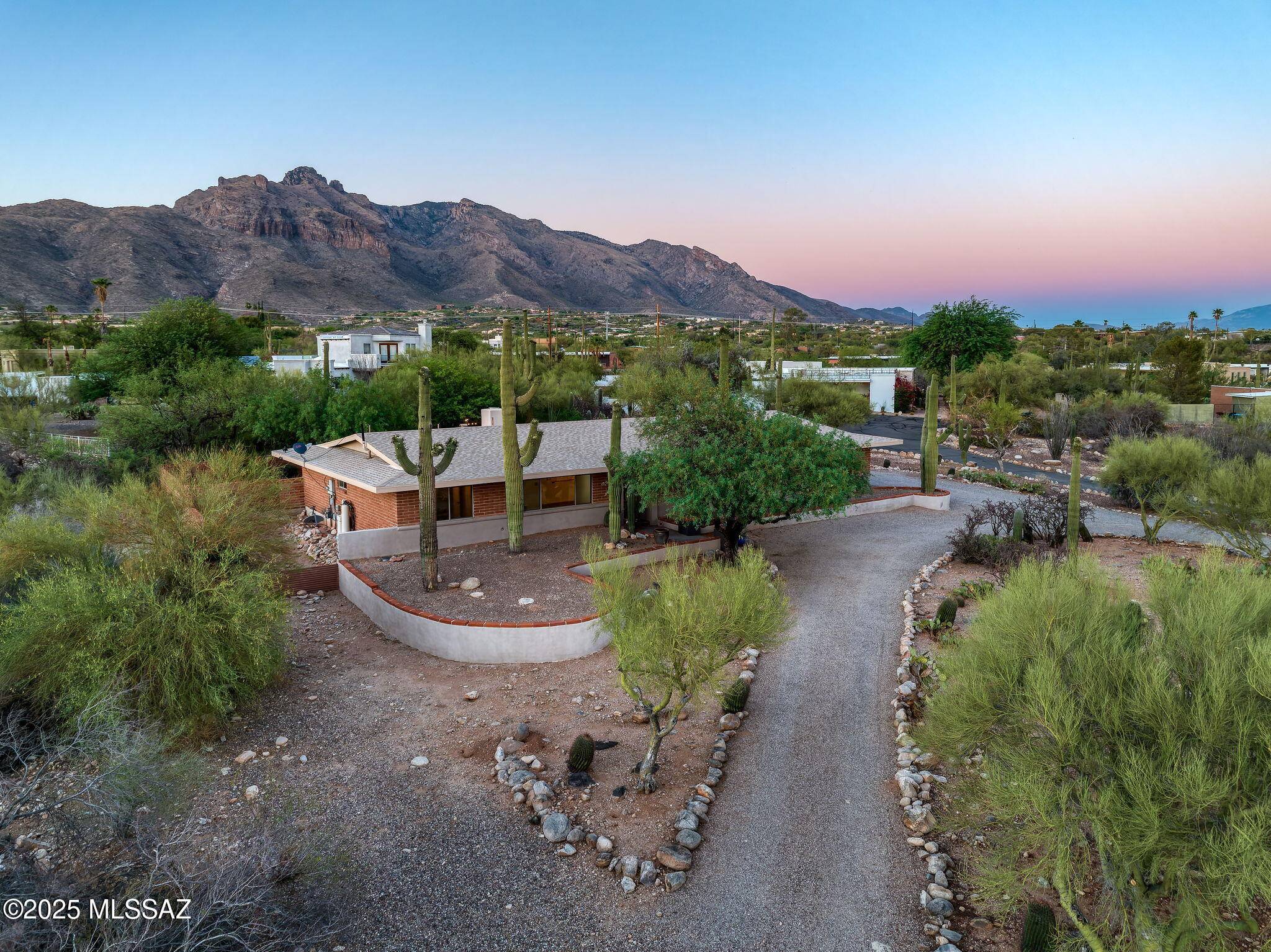 6860 N Moonglow Drive, Tucson, AZ 85718