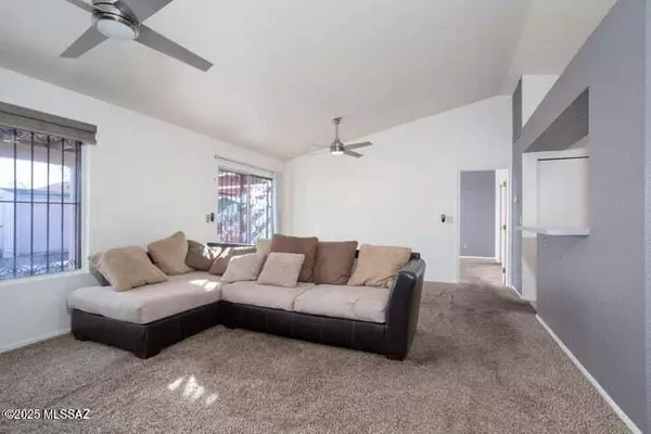 Tucson, AZ 85742,9401 N Warbler Place