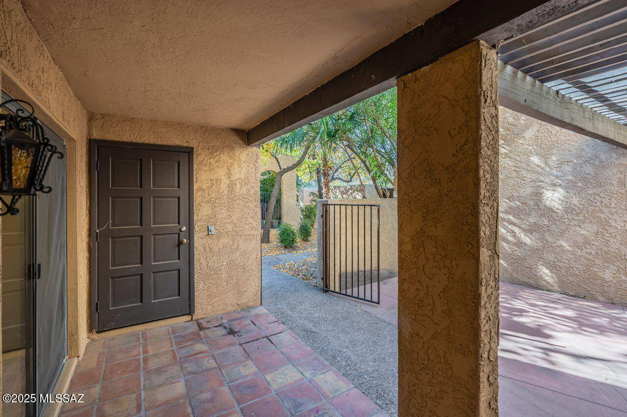Tucson, AZ 85716,526 N Dodge Boulevard