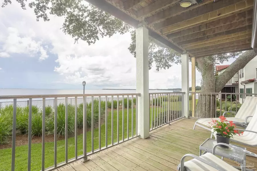 70 Baybridge Dr, Gulf Breeze, FL 32561