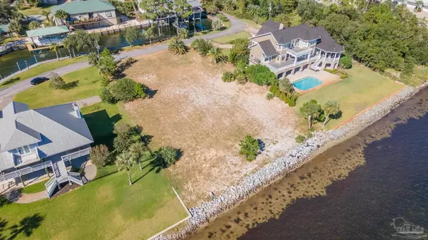 2711 Del Mar Dr, Gulf Breeze, FL 32563