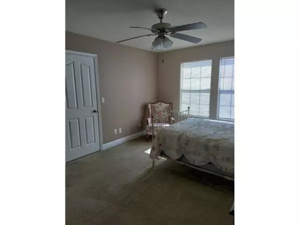 Navarre, FL 32566,8860 Sanderling Ln