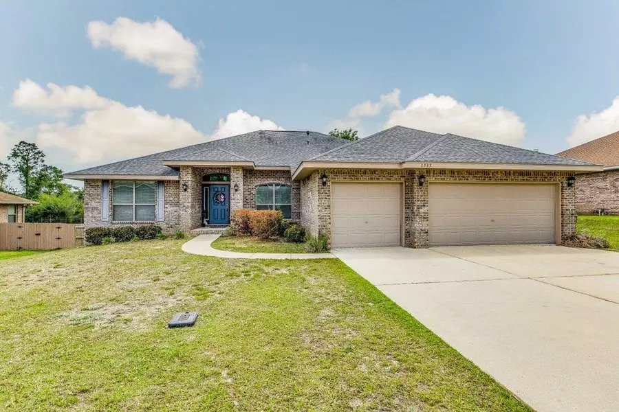 1585 Twin Pines Cir, Cantonment, FL 32533