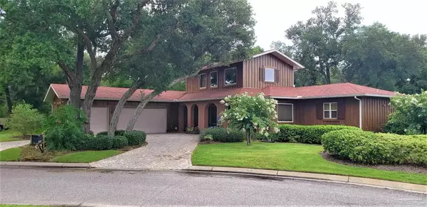 5924 Lagniappe Dr, Pensacola, FL 32507