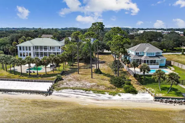 2032 Pritchard Pt Dr,  Navarre,  FL 32566