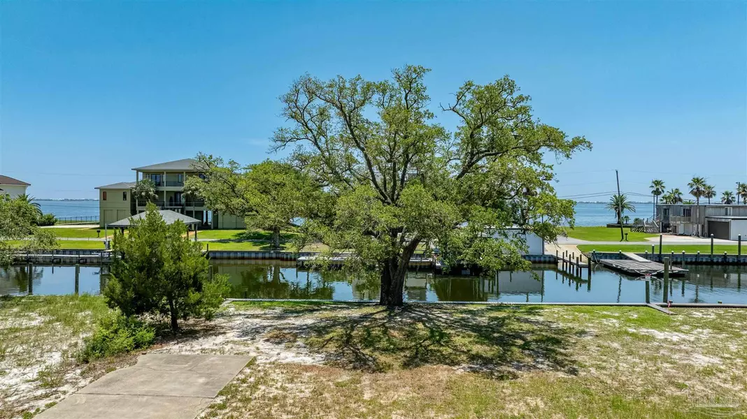 2653 Bay St, Gulf Breeze, FL 32563