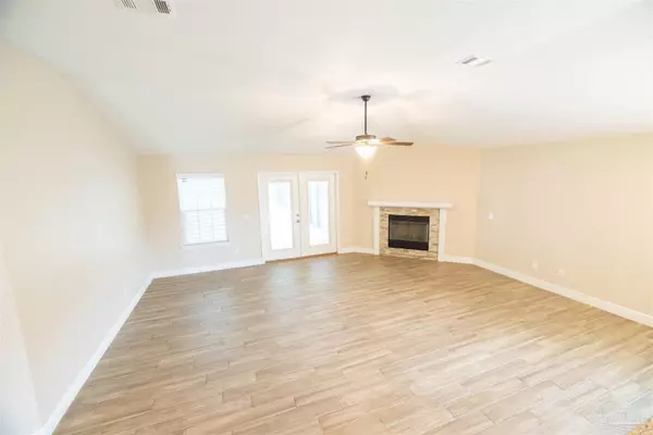 Pace, FL 32571,6041 Autumn Pines Cir