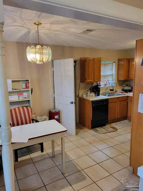 Pensacola, FL 32526,6017 Montgomery Ave