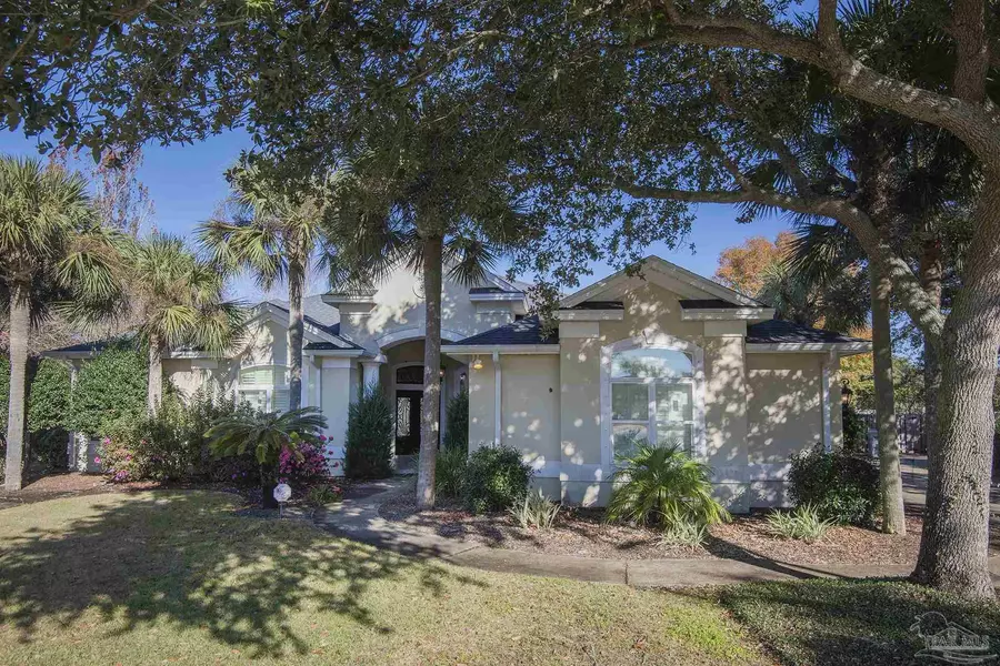 1194 Grand Pointe Dr, Gulf Breeze, FL 32563