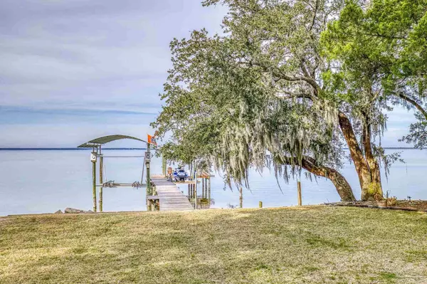 2704 Sunrunner Ln, Gulf Breeze, FL 32563