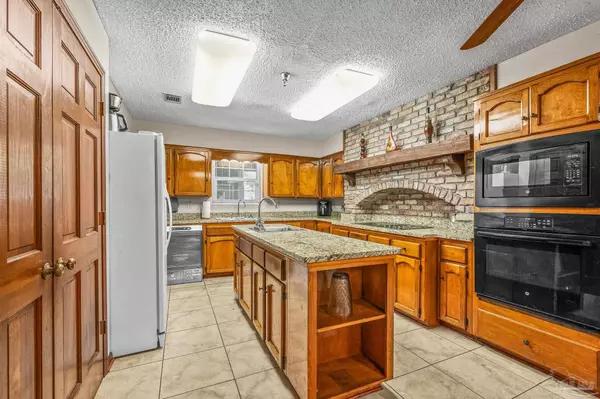 4901 Skipper Ln, Pace, FL 32571
