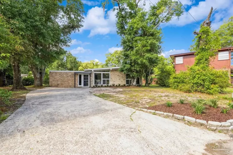 6463 Barnes St, Milton, FL 32570