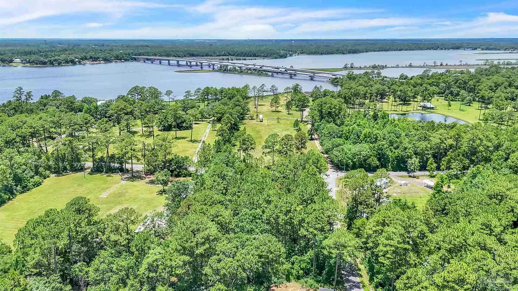 2 Petersen Pt Rd, Milton, FL 32583