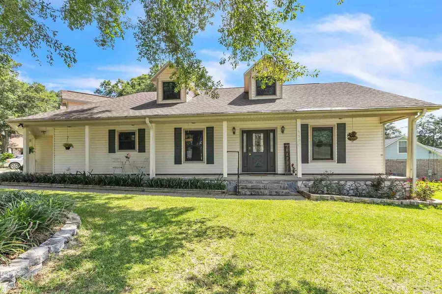 1850 Kings Way Dr, Cantonment, FL 32533