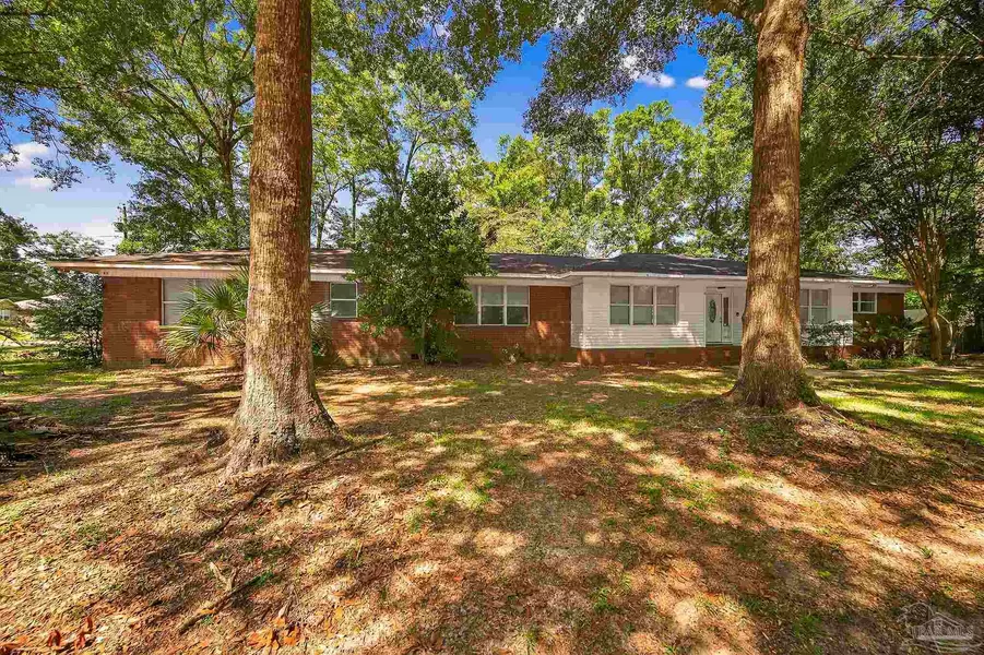 921 Lisa Hill Dr, Cantonment, FL 32533