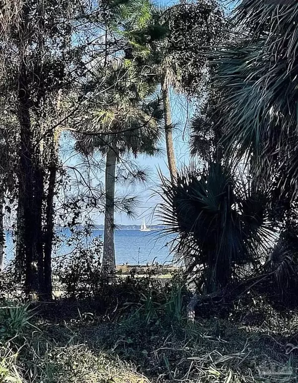 Pensacola, FL 32507,1055 Harbourview Cir
