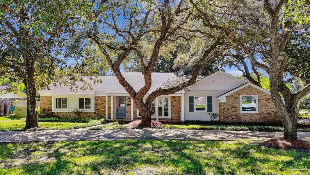 110 Florida Ave, Gulf Breeze, FL 32561
