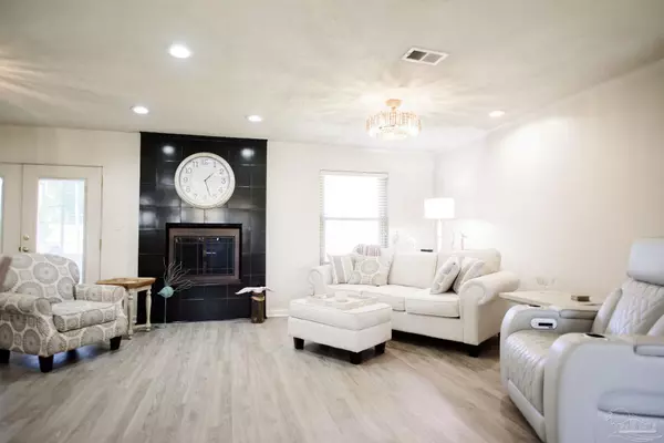 Gulf Breeze, FL 32563,3876 Mariners Dr