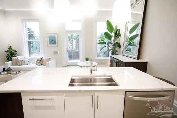 Pensacola, FL 32502,17 Palafox Pl