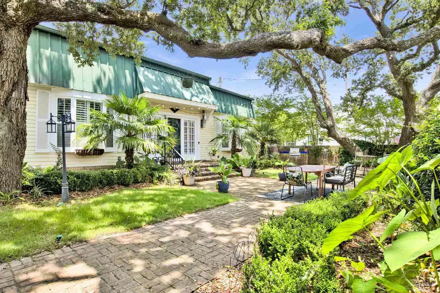 704 Bayshore Dr, Pensacola, FL 32507