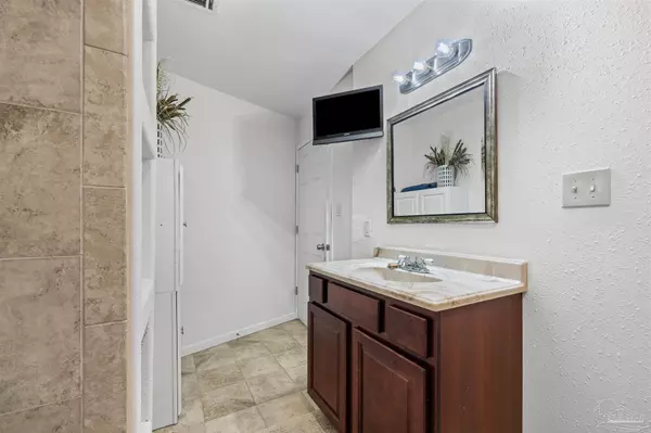 4505 Silver Oak Dr, Pensacola, FL 32505