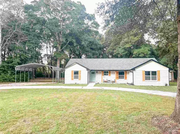 6350 Greenwood Dr, Milton, FL 32570