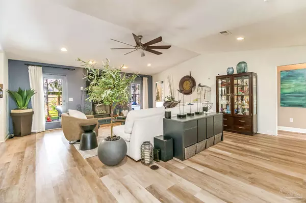 Gulf Breeze, FL 32563,975 Grand Canal St