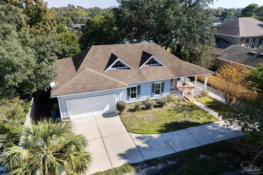 40 Highpoint Dr, Gulf Breeze, FL 32561