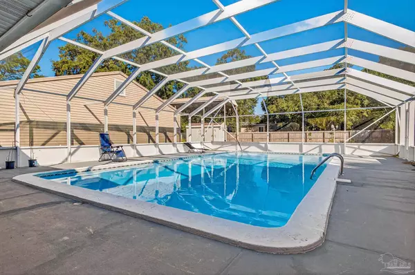 8 Manor Dr, Pensacola, FL 32507